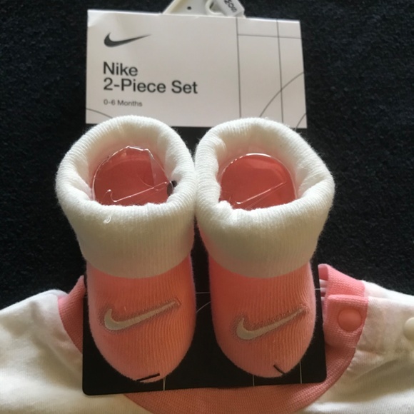 🌸 Nike 2- Piece Set 0-6 Months 🌸 - Picture 3 of 10